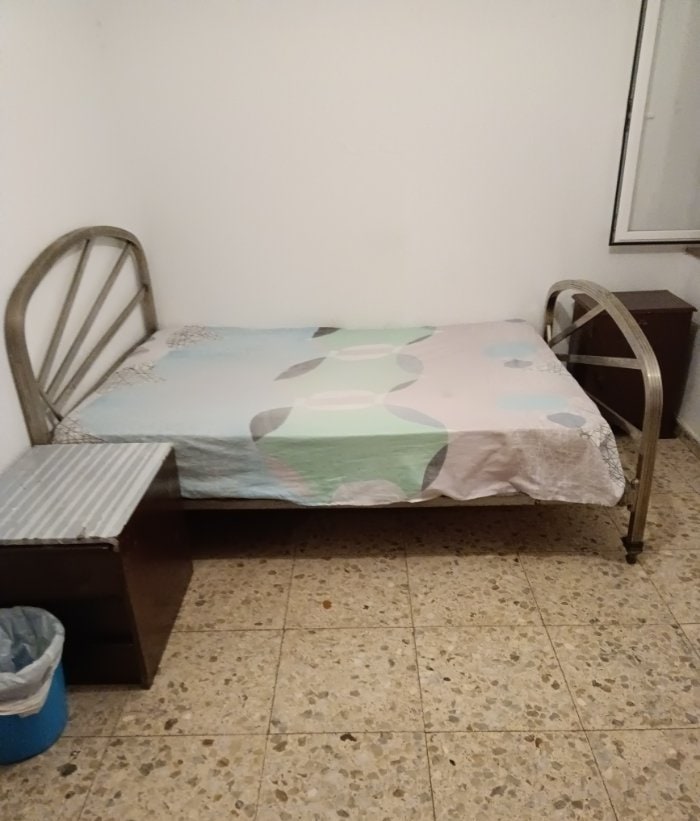 三路almendrales 地铁站一百米有空房间出租。安静。卫生。阳光房。交通购